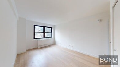 222 E 39th St in New York, NY - Building Photo - Building Photo