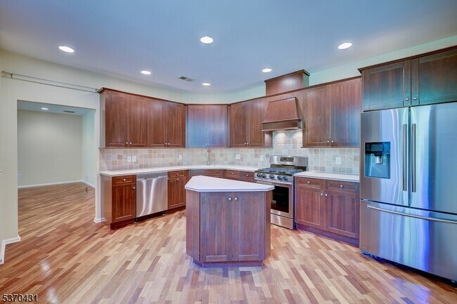 612 Kensington Ln in Livingston, NJ - Building Photo - Building Photo