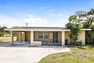 5 Victoria Dr in North Fort Myers, FL - Building Photo