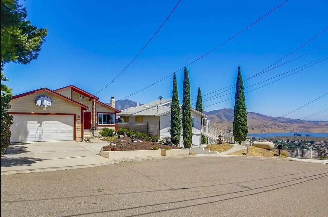 1503 Maria Ave in Spring Valley, CA - Foto de edificio