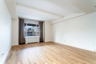 110 Central Park S in New York, NY - Building Photo - Building Photo