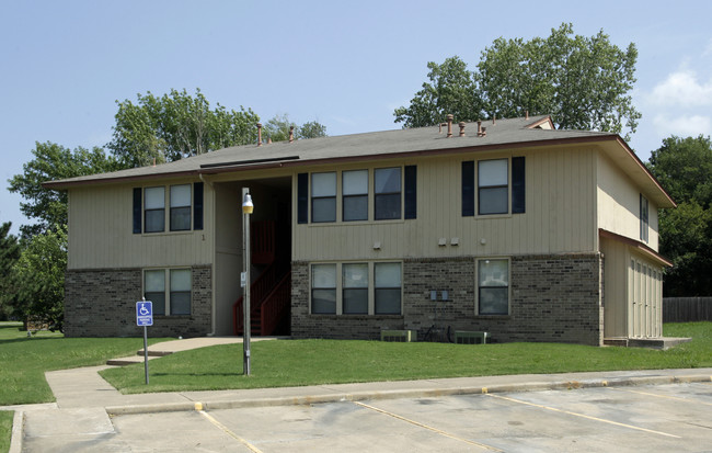 Maple Leaf Apartments in Glenpool, OK - Foto de edificio - Building Photo