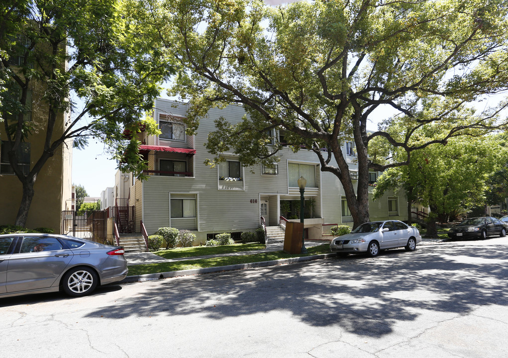 616 N Kenwood St in Glendale, CA - Building Photo