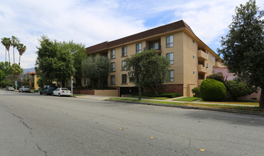 Los Robles Apartments in Pasadena, CA - Foto de edificio - Building Photo