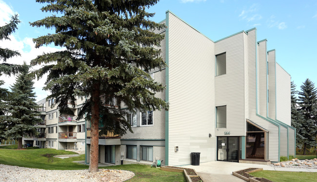 Harrow Court in Edmonton, AB - Building Photo - Building Photo