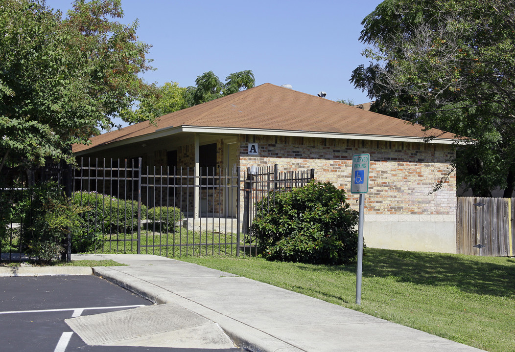 Monarch Place Apartments in San Antonio, TX - Building Photo