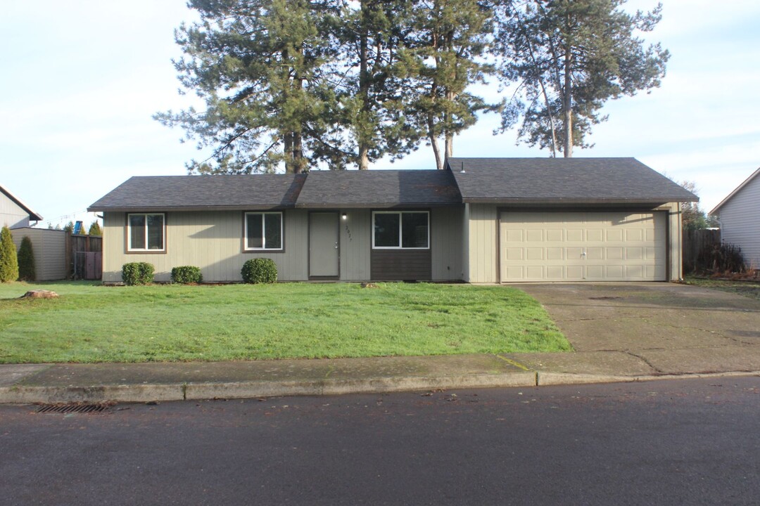 2027 SE Gerhard Dr in Hillsboro, OR - Building Photo