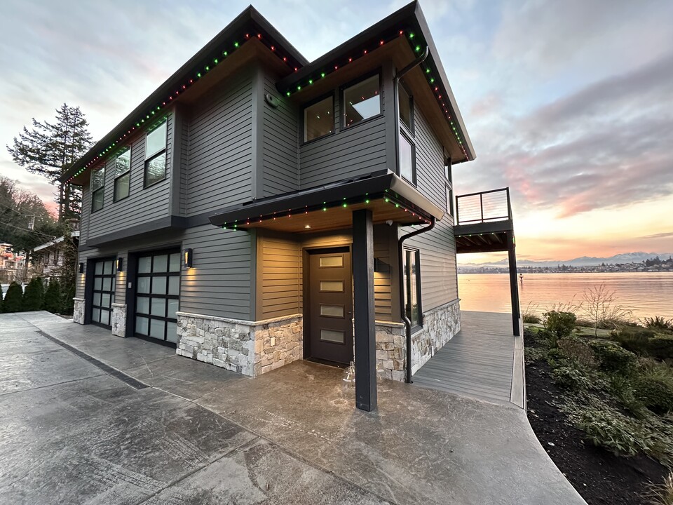 3156 Beach Dr E in Port Orchard, WA - Foto de edificio