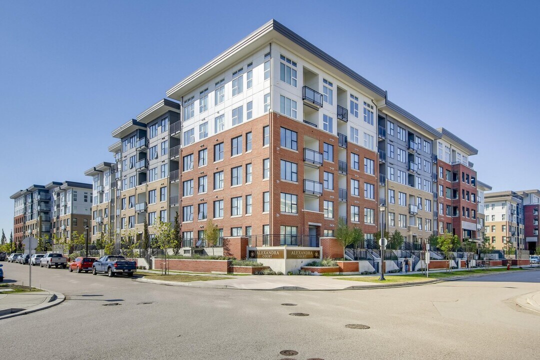 9366 Tomicki Ave in Richmond, BC - Building Photo