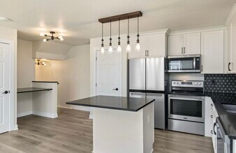 8302 Westown Pkwy in West Des Moines, IA - Building Photo - Building Photo