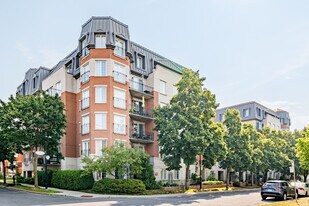 Havre de la Brunante in St. Laurent, QC - Building Photo