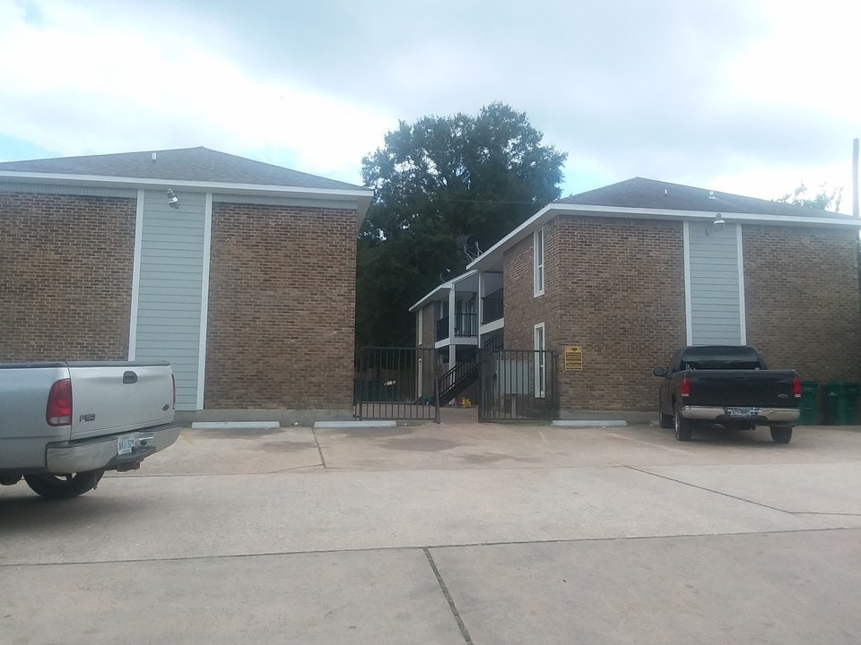 613 Silverdale Dr in Conroe, TX - Building Photo