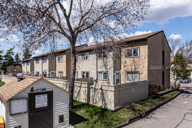 Cavalier Court in Edmonton, AB - Building Photo - Building Photo