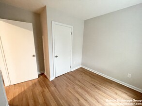 92 Hammond St, Unit 4 in Boston, MA - Foto de edificio - Building Photo