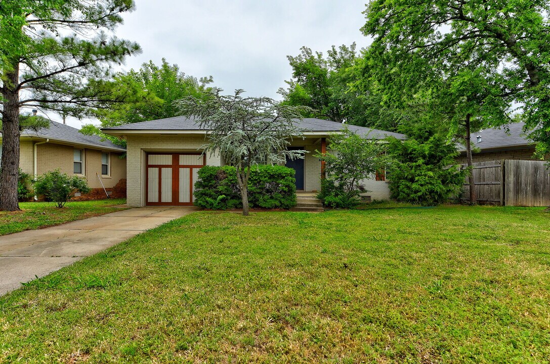 1723 Churchill Way in The Village, OK - Building Photo