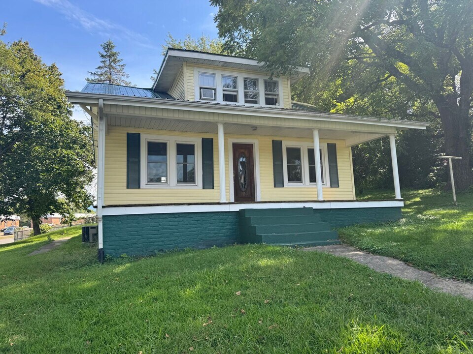 102 Village Dr in Greeneville, TN - Building Photo