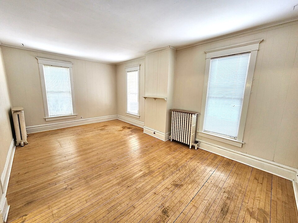 328 S 5th St in Escanaba, MI - Building Photo