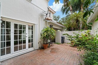 1240 Weeping Willow Way in Hollywood, FL - Building Photo - Building Photo
