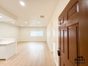 11459 Collins St in Los Angeles, CA - Foto de edificio - Building Photo