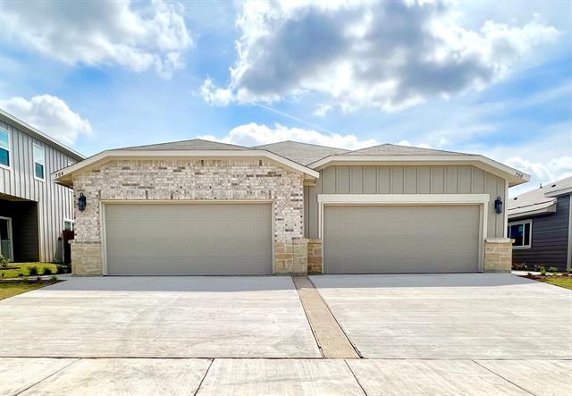 700 Wheatfield Dr in Venus, TX - Building Photo