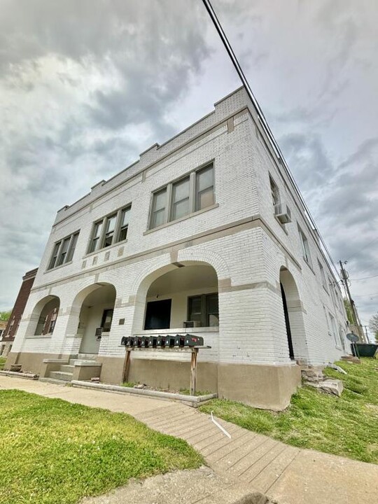 404 E Bond St in Monett, MO - Foto de edificio