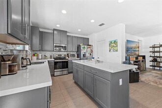 4518 E Aqua Bella Ln in Davie, FL - Building Photo - Building Photo