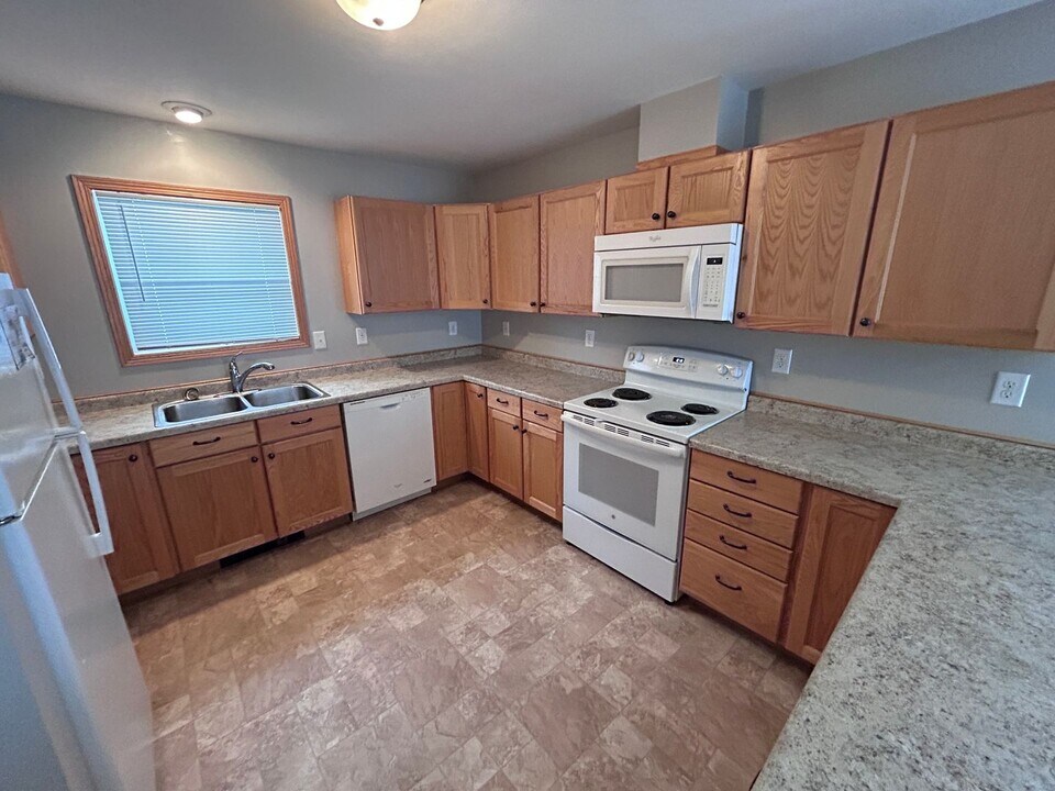 545 4th Ave SW in Valley City, ND - Foto de edificio