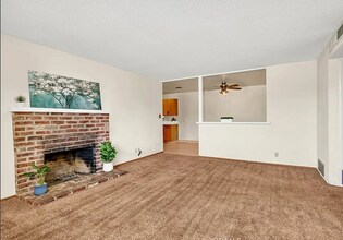 976 Granada Cir in Los Banos, CA - Foto de edificio - Building Photo