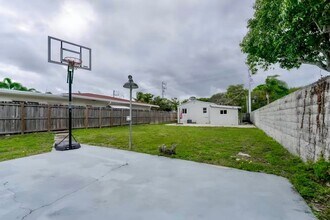 719 NE 38th St in Oakland Park, FL - Building Photo - Building Photo