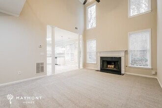 6877 Spreadlong Oaks Dr in Stone Mountain, GA - Foto de edificio - Building Photo