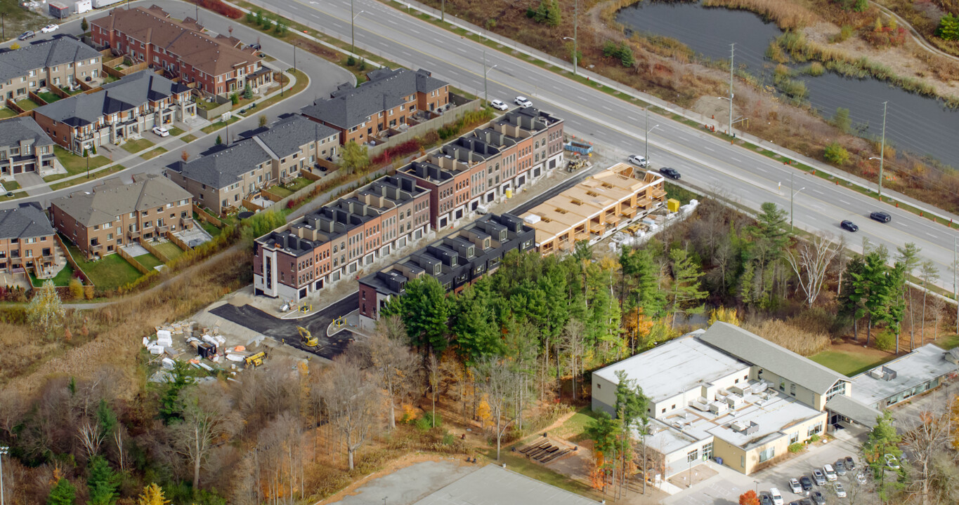 Towns on Leslie in Aurora, ON - Building Photo