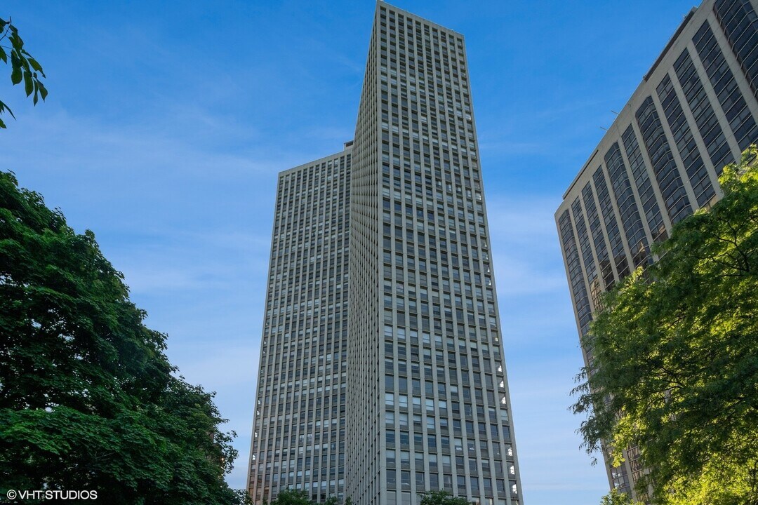 2626 N Lakeview Ave in Chicago, IL - Building Photo