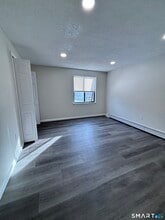 11 King Arthur Dr in East Lyme, CT - Building Photo - Building Photo