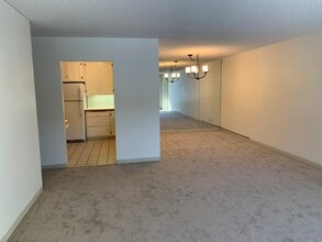 10531 Cedar Lake Rd, Unit 312 in Hopkins, MN - Foto de edificio - Building Photo