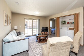 Hillcrest Park Apartments-Student Housing in Cedar Falls, IA - Building Photo - Interior Photo