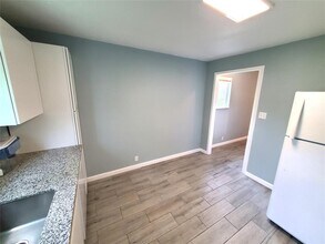 8412 Avenue L-Unit -B in Santa Fe, TX - Building Photo - Building Photo