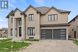 570 Orchards Cres in Windsor, ON - Building Photo
