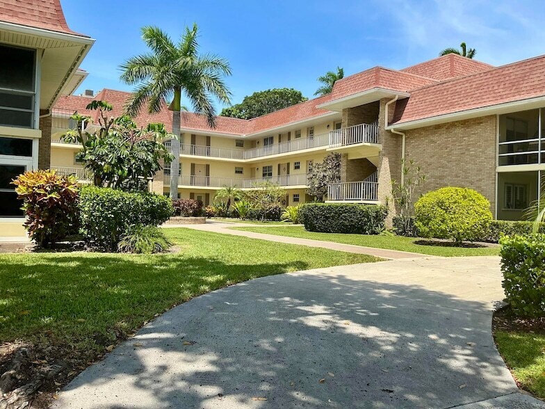 5580 Tamberlane Cir, Unit 339 in Palm Beach Gardens, FL - Foto de edificio