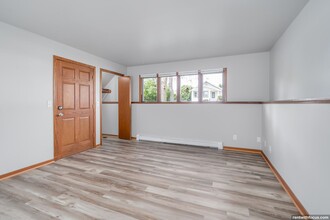 1214 Mt Vernon St in Oshkosh, WI - Building Photo - Building Photo