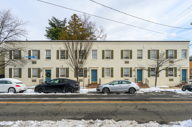 Chatham Square in Alexandria, VA - Building Photo - Building Photo