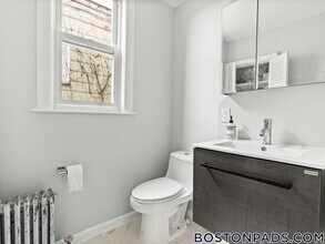 42 William St, Unit 2 in Medford, MA - Foto de edificio - Building Photo