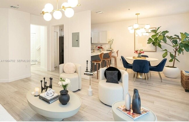 8760 NW 97th Ave in Doral, FL - Foto de edificio - Building Photo