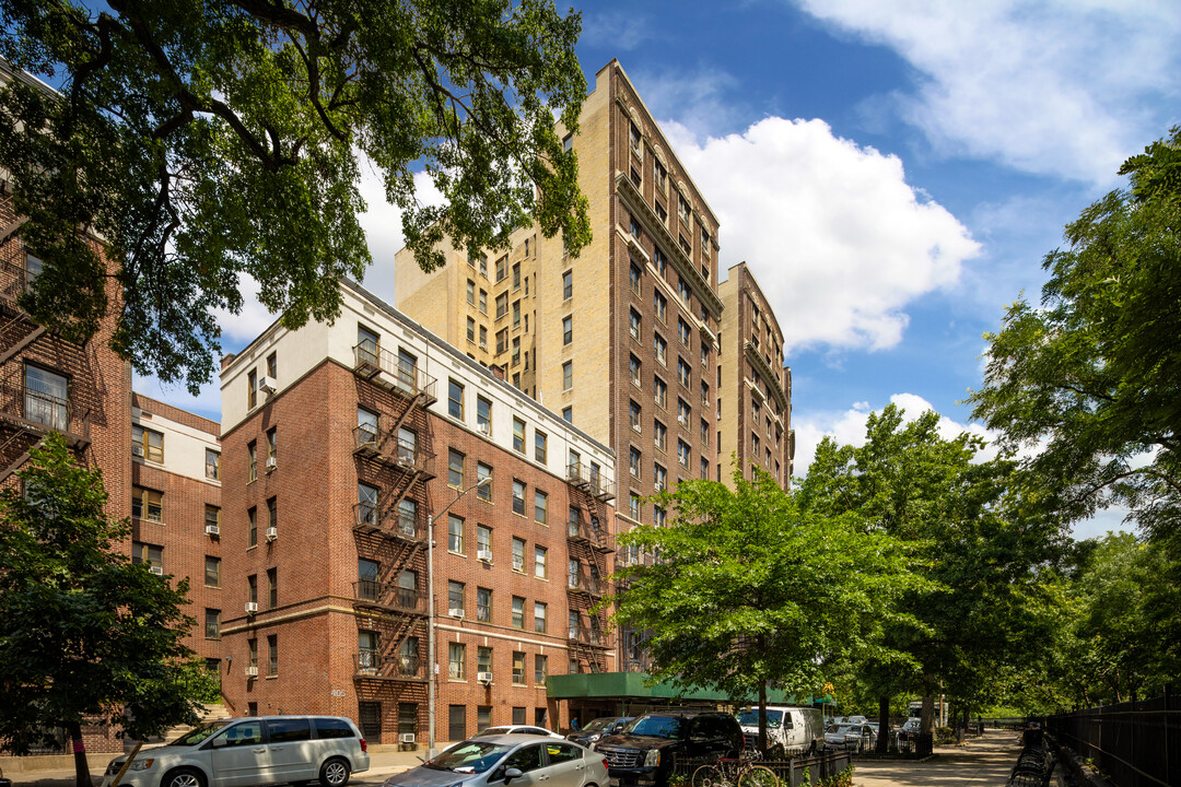 Colonial Parkway Apartments in New York, NY - Building Photo