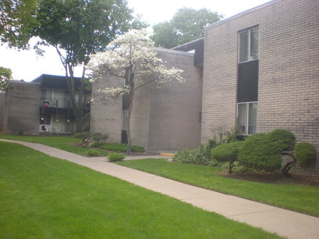 9081 Wayne Rd, Unit b6 in Livonia, MI - Building Photo - Building Photo
