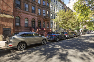 140 W 75th St in New York, NY - Foto de edificio - Building Photo