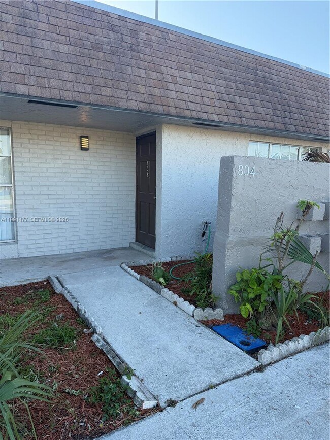 804 SW 73rd Ave in North Lauderdale, FL - Building Photo - Building Photo