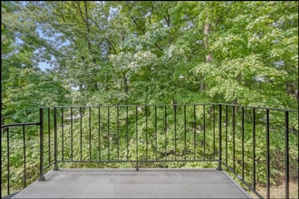 Hudson Woods Estates in Croton-on-Hudson, NY - Foto de edificio - Interior Photo