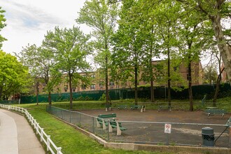 8402 98th St in Woodhaven, NY - Foto de edificio - Building Photo