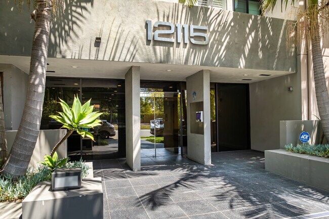 12115 San Vicente Blvd in Los Angeles, CA - Foto de edificio - Building Photo