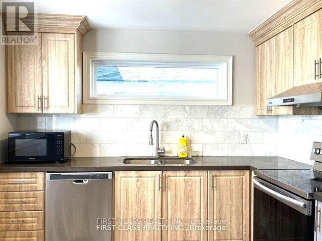 24 Greenyards Dr in Toronto, ON - Building Photo - Building Photo